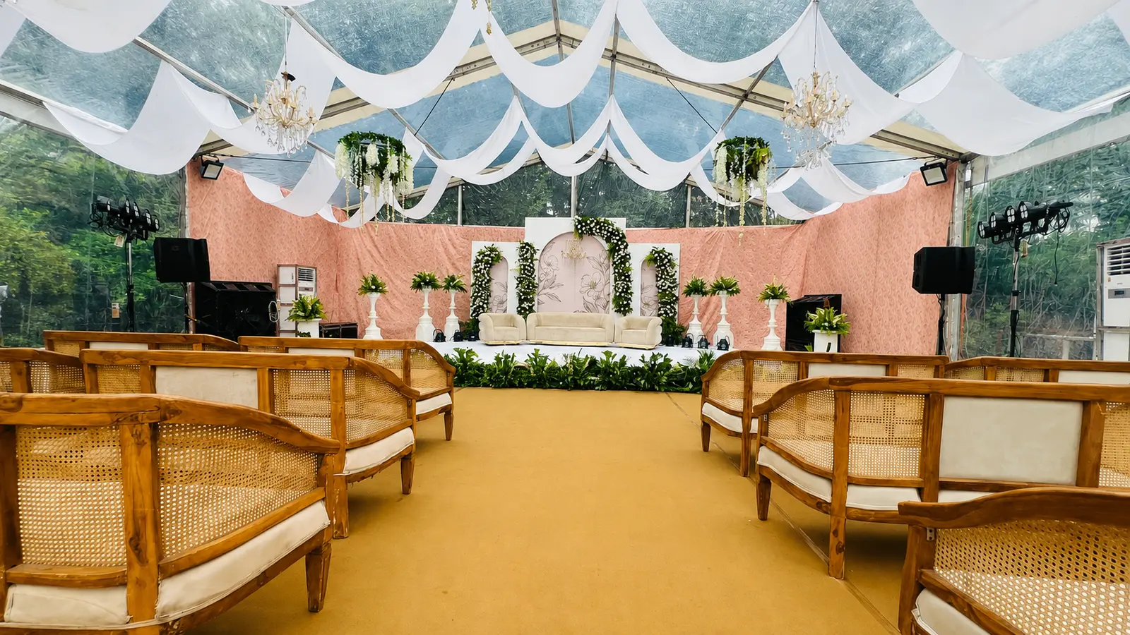 Large seating environment inside a temporary structure